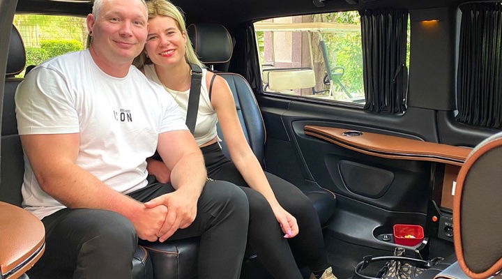 Happy couple on an Antalya VIP transfer